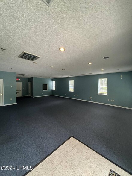 12 Fairfield Rd, Beaufort, SC for lease - Interior Photo - Image 3 of 5