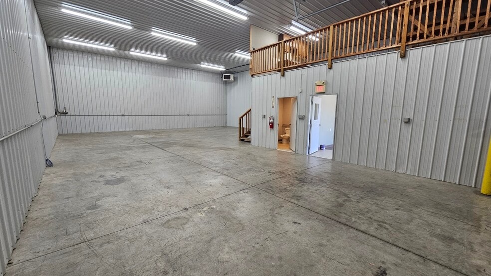 Olympic Dr, Milford, OH for lease - Interior Photo - Image 2 of 7