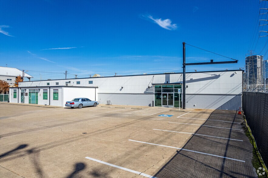 921 N Riverfront Blvd, Dallas, TX à louer - Photo du bâtiment - Image 2 de 9