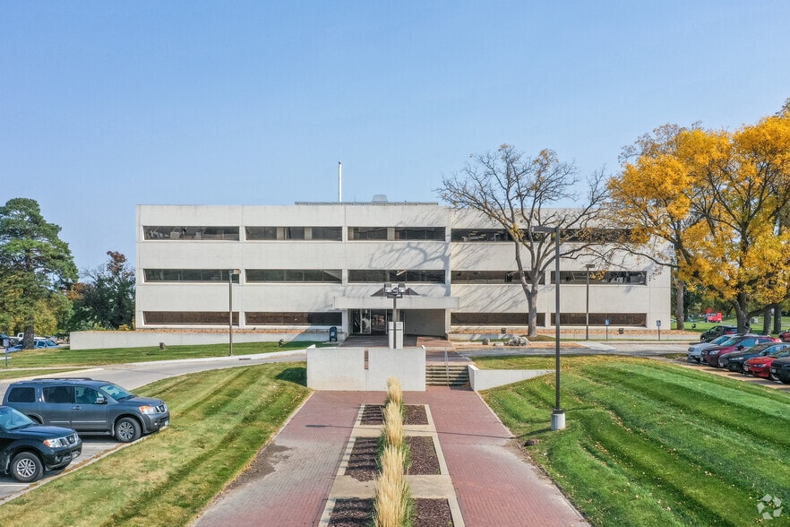 2829 Westown Pky, West Des Moines, IA for lease - Building Photo - Image 2 of 11