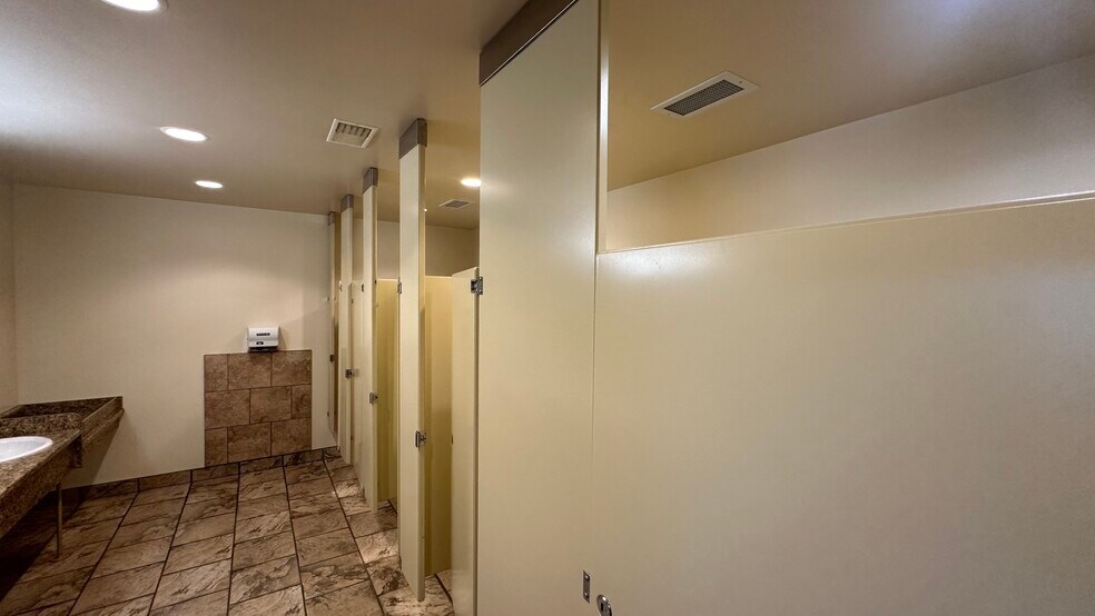 1381 Dinosaur trail, Drumheller, AB à vendre - Photo du bâtiment - Image 3 de 19