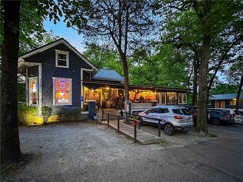 Wanderoo Lodge and Gravel Bar portfolio of 2 properties for sale on LoopNet.ca - Building Photo - Image 3 of 46