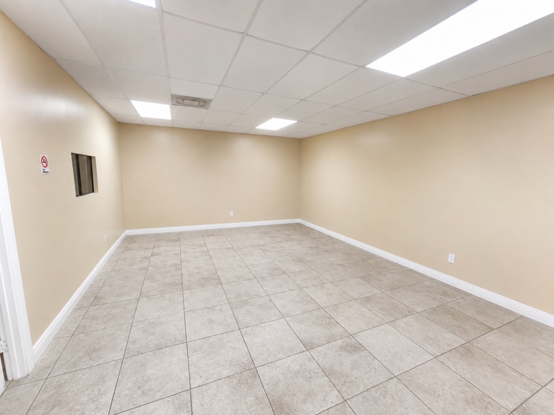 2150 NW 21st St, Miami, FL for lease - Building Photo - Image 3 of 19