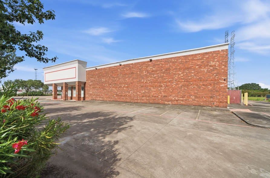 2700 W Main St, League City, TX for sale - Building Photo - Image 2 of 4
