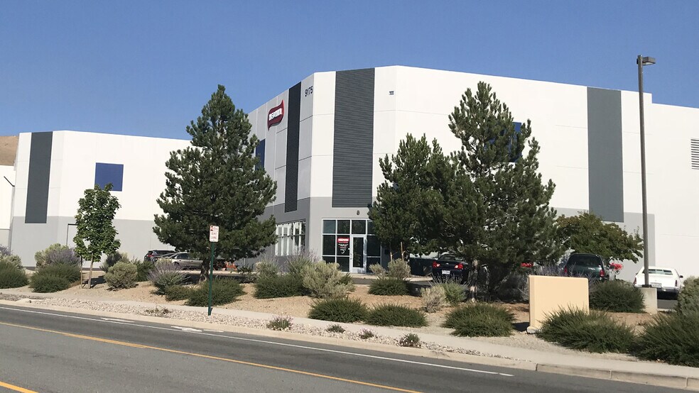 9175 Moya Blvd, Reno, NV à louer - Photo du bâtiment - Image 3 de 8
