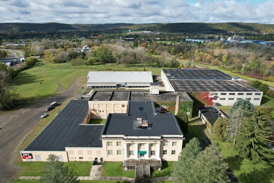 1575 Lake St, Elmira, NY à vendre - Photo du bâtiment - Image 1 de 49