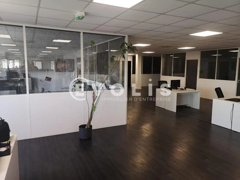 Office in Neuilly-Plaisance for sale - Building Photo - Image 1 of 12