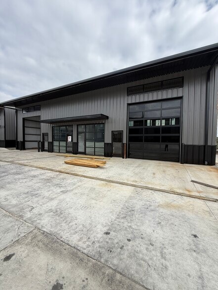 451 Farrell Rd, Dripping Springs, TX for lease - Building Photo - Image 1 of 16