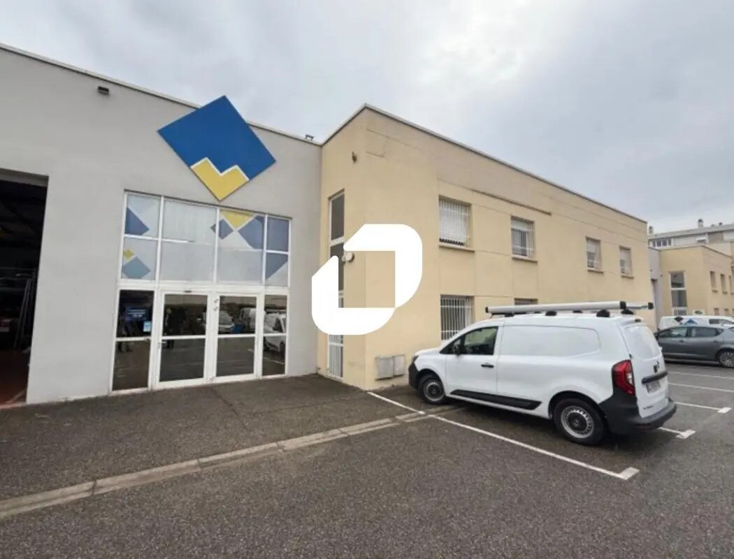 Flex in Lyon for lease Building Photo- Image 1 of 14
