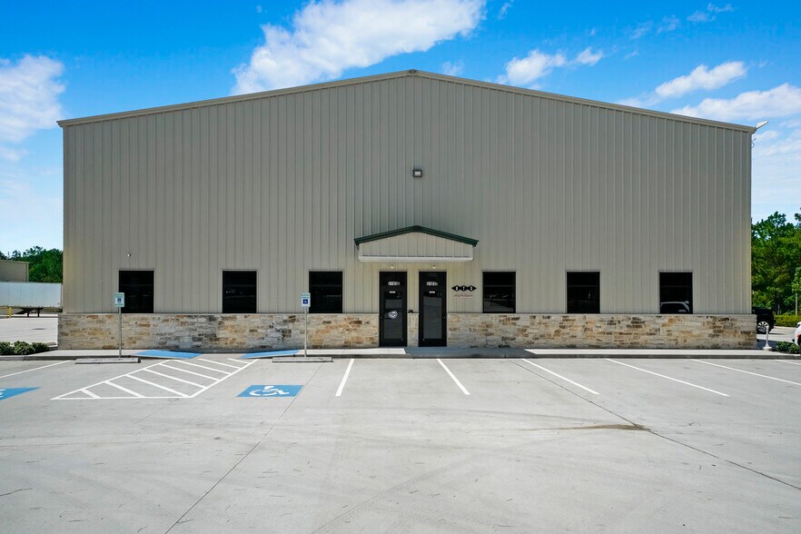3185 Pollok Dr, Conroe, TX à louer - Photo du bâtiment - Image 1 de 19