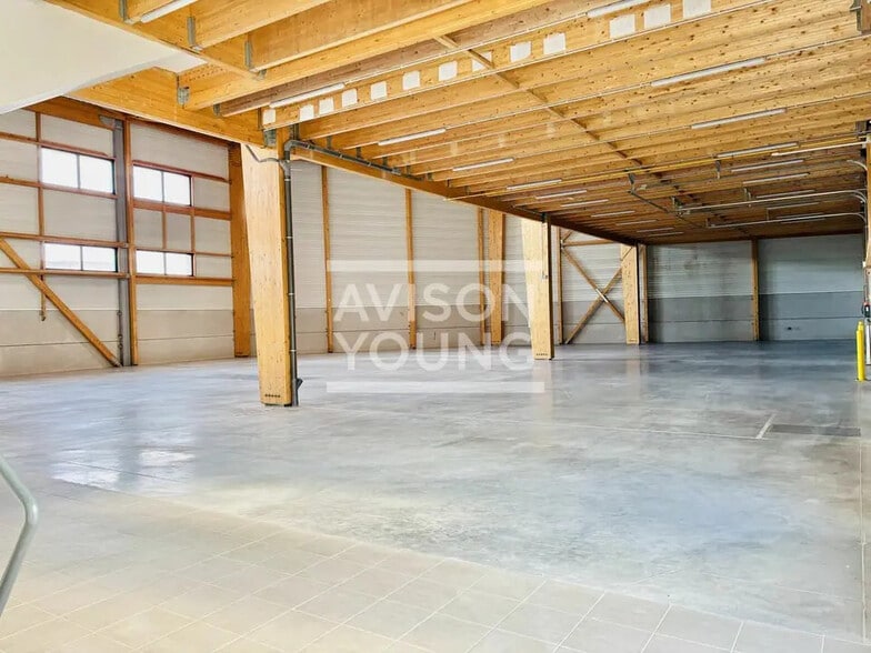 Flex in Romainville for lease - Interior Photo - Image 2 of 12