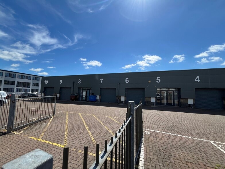 Swallowfields, Welwyn Garden City for lease - Building Photo - Image 3 of 9