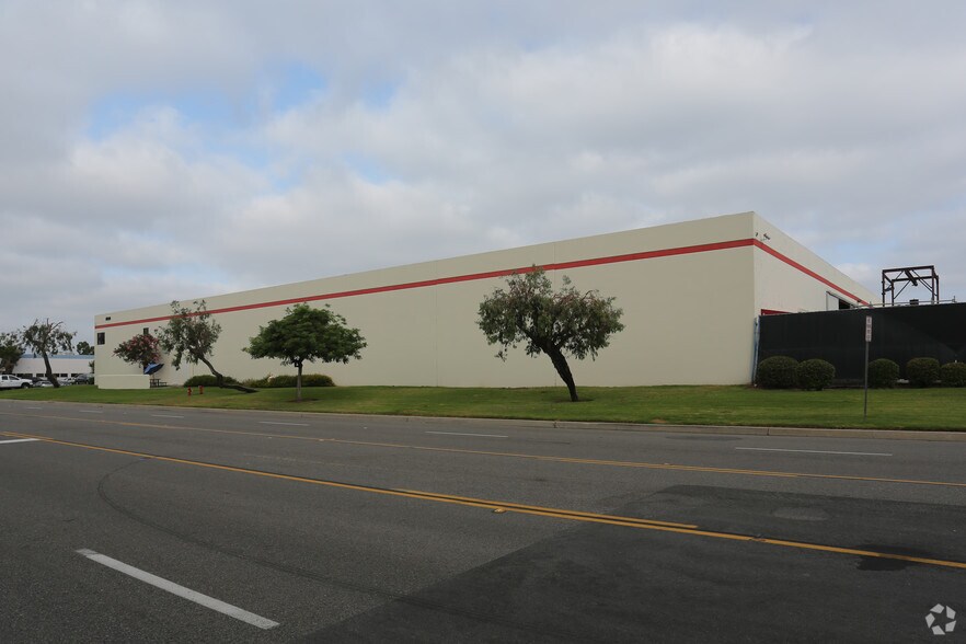 1939 Deere Ave, Irvine, CA à louer - Photo du bâtiment - Image 2 de 10