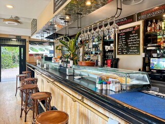 Plus de détails pour Multi-résidentiel à vendre