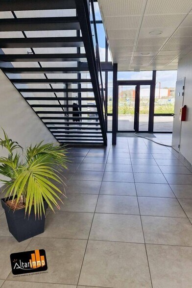 Office in Nogent-le-Phaye for sale - Lobby - Image 2 of 5