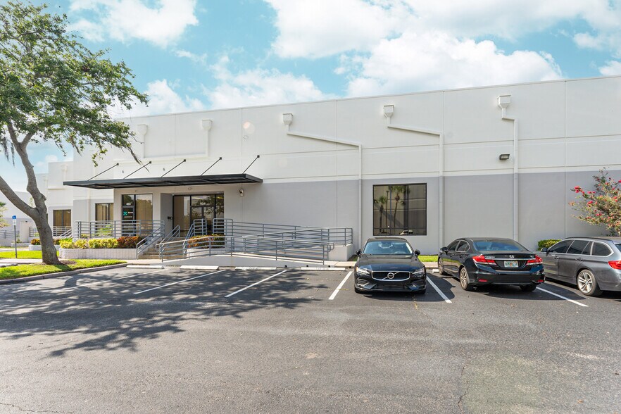 4440 E Adamo Dr, Tampa, FL à louer - Photo du bâtiment - Image 3 de 5