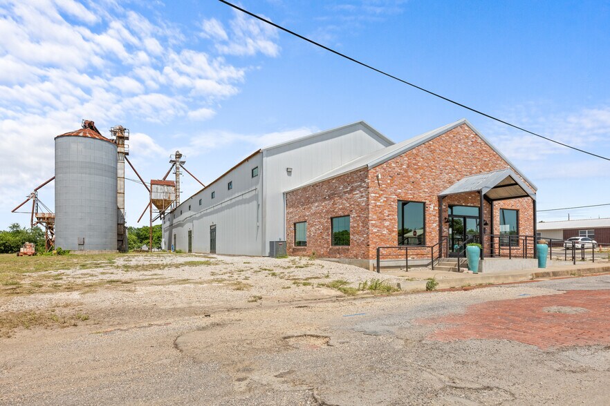 151 5th St st, Honey Grove, TX à vendre - Photo principale - Image 1 de 44