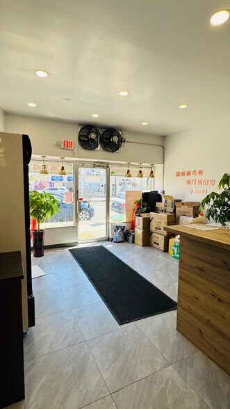 231 Jericho Tpke, New Hyde Park, NY à vendre - Photo intérieure - Image 2 de 12