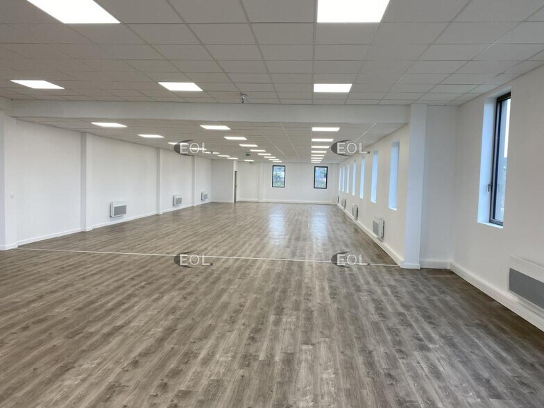 Flex in Buchelay for lease - Building Photo - Image 2 of 9