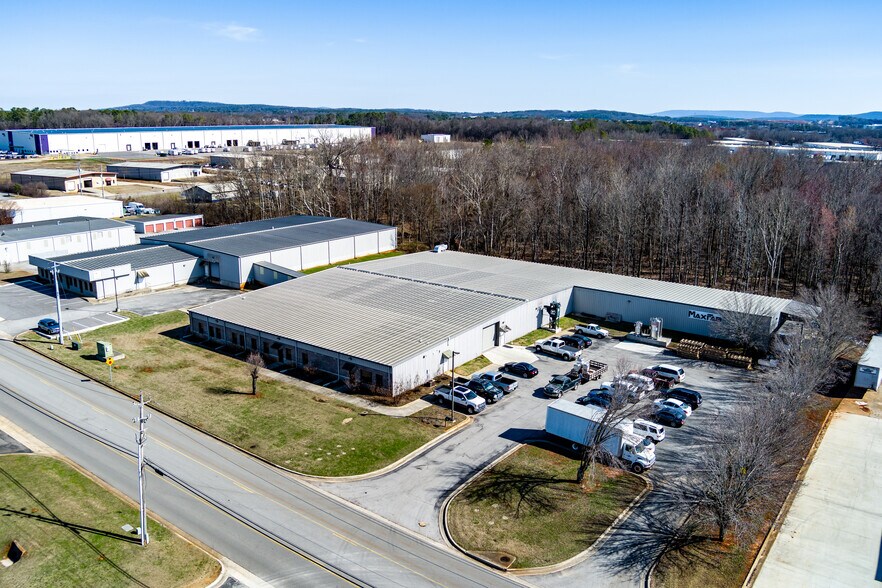 132-144 Jetplex Lane portefeuille de 2 propriétés à vendre sur LoopNet.ca - Photo du bâtiment - Image 2 de 18