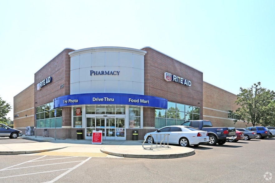 1735 E Walnut Ave, Visalia, CA for lease - Primary Photo - Image 1 of 30