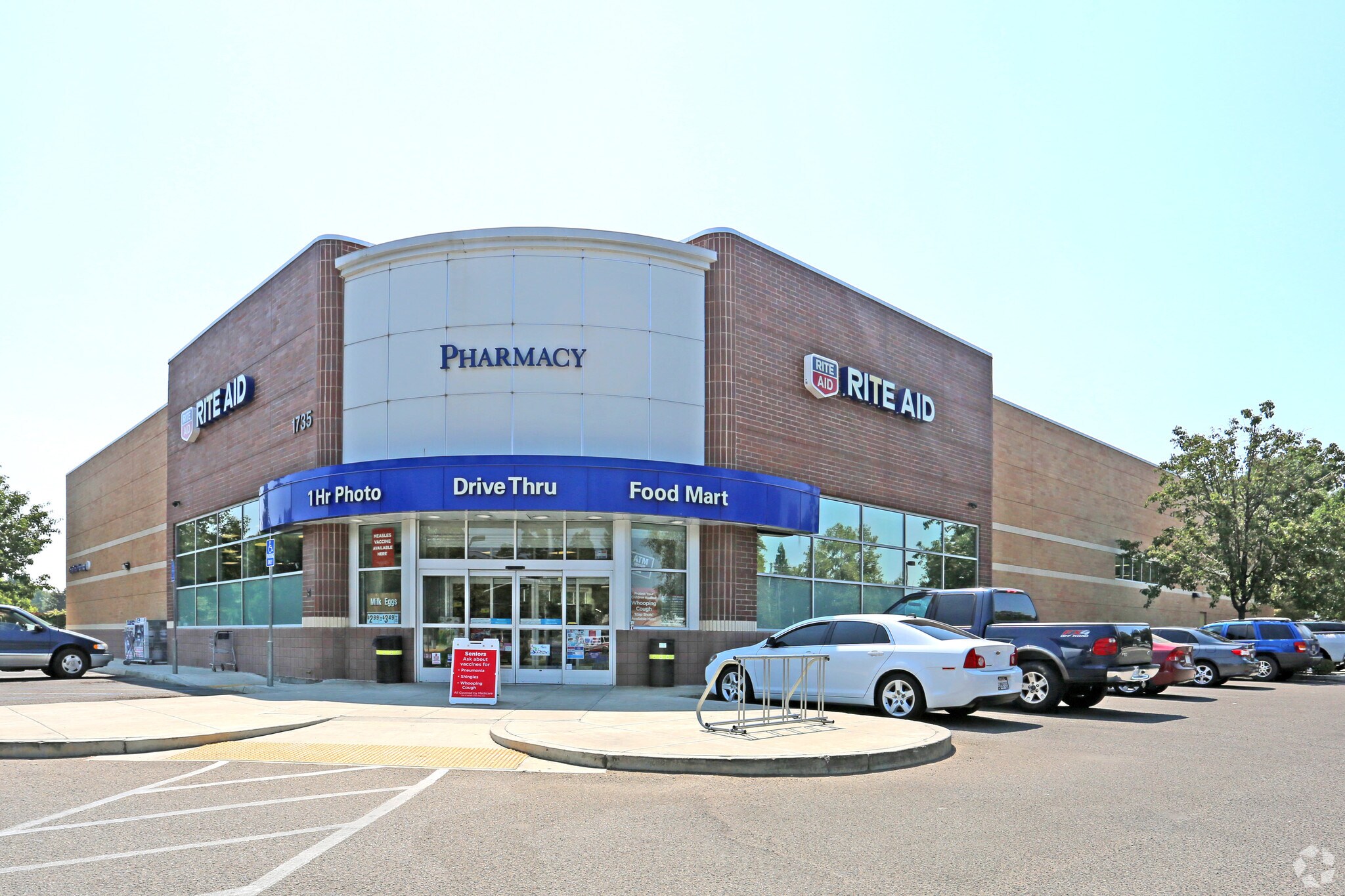 1735 E Walnut Ave, Visalia, CA for lease Primary Photo- Image 1 of 31
