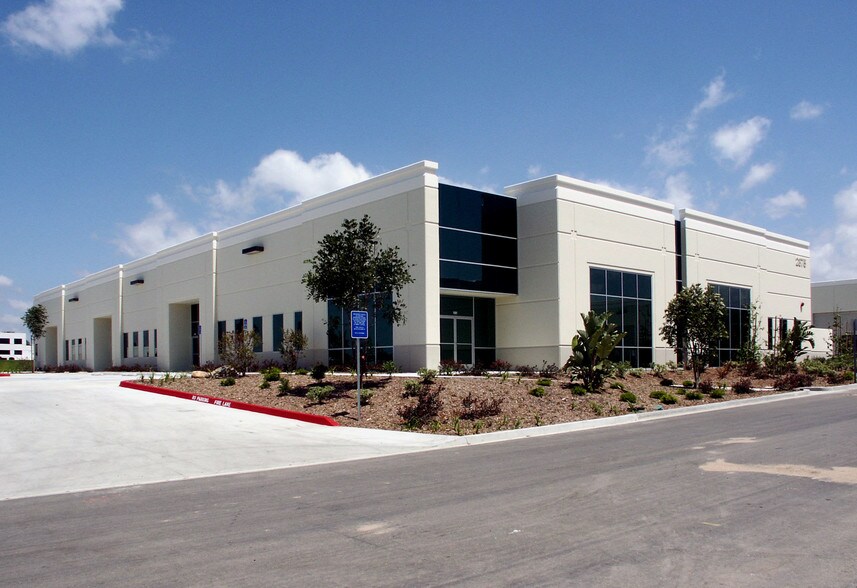 2880 Scott St, Vista, CA à louer - Photo du bâtiment - Image 2 de 15