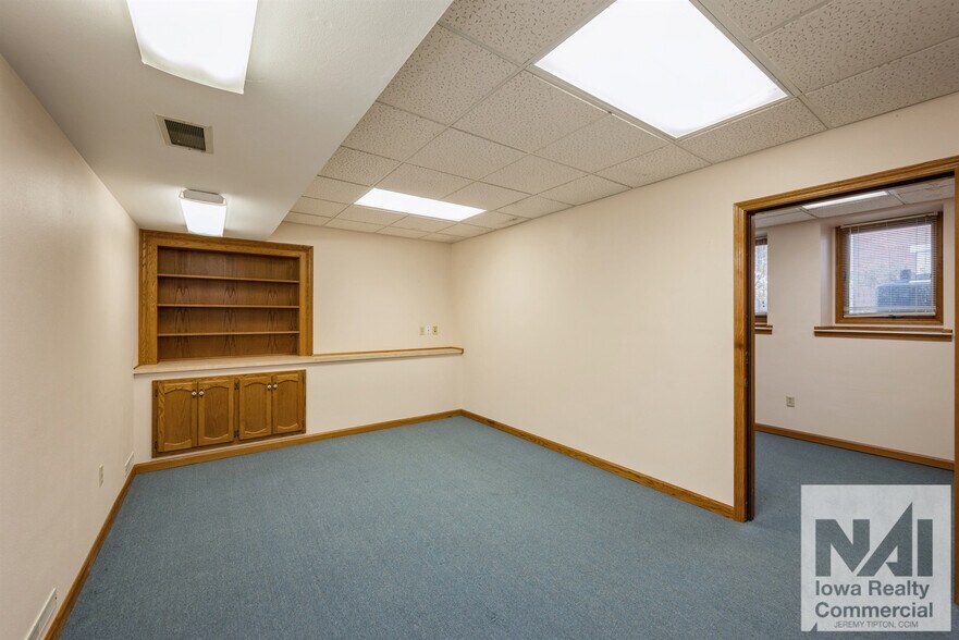 100 E 1st St, Anamosa, IA à vendre - Photo du bâtiment - Image 3 de 28