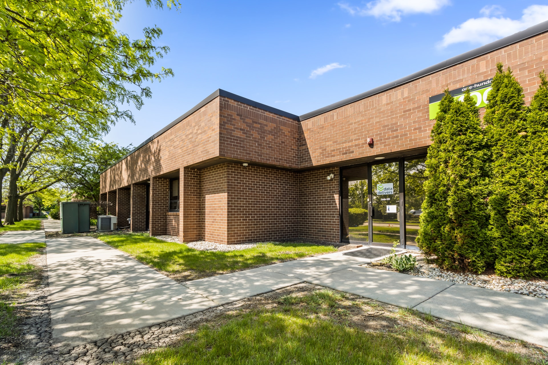 100 Hillcrest Blvd, Schaumburg, IL for lease Building Photo- Image 1 of 20