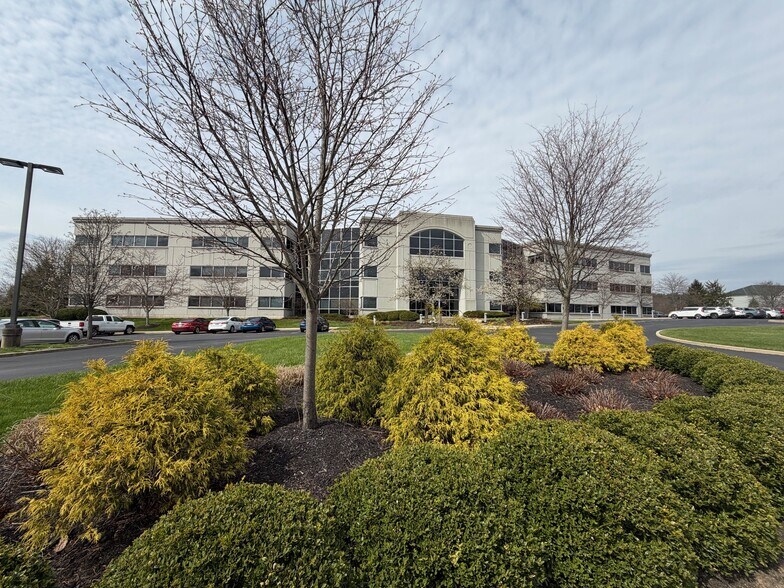 6281 Tri Ridge Blvd, Loveland, OH à louer - Photo du bâtiment - Image 3 de 10