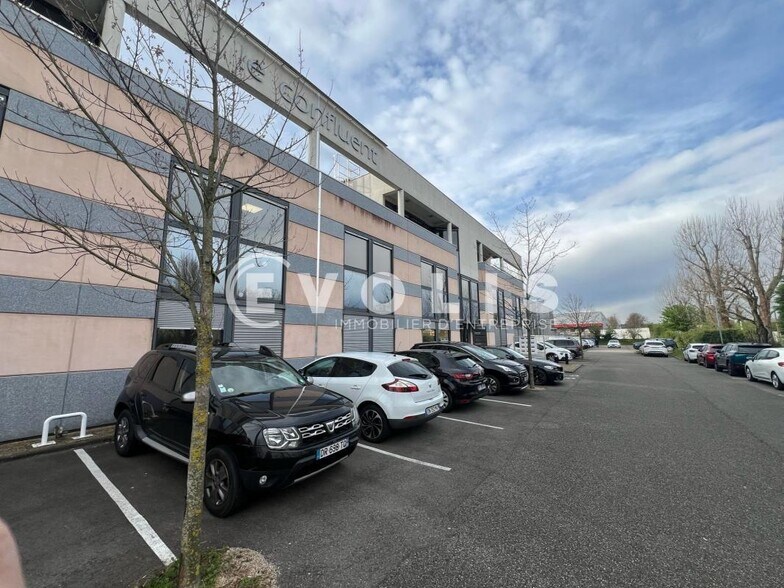 10 Rue De Bretagne, Saint-Quentin-Fallavier for lease - Building Photo - Image 2 of 12