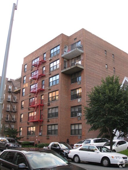 11146 76th Dr, Forest Hills, NY for lease - Building Photo - Image 2 of 11
