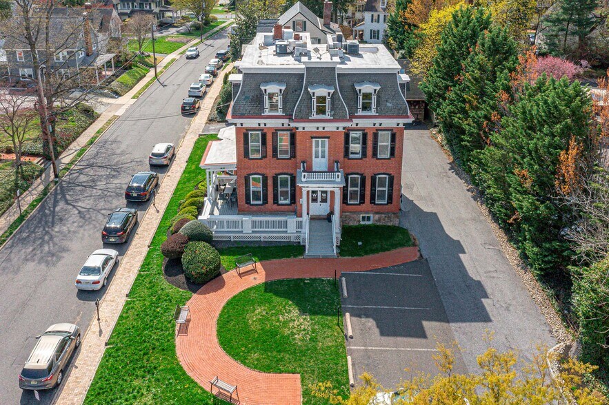 10 W Main St, Moorestown, NJ à vendre - Photo du bâtiment - Image 2 de 32