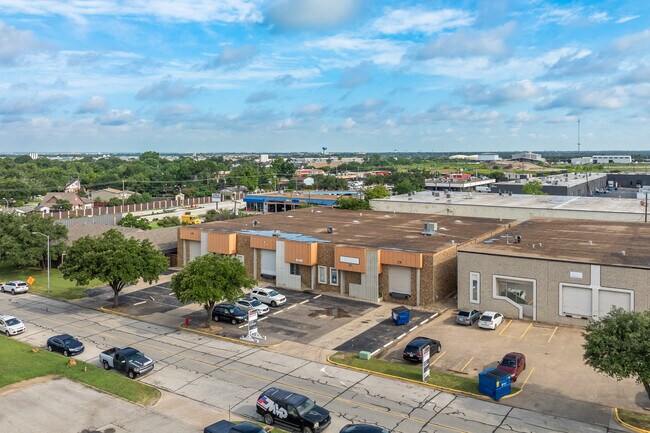 Plus de détails pour 3109 Garden Brook Dr, Farmers Branch, TX - Industriel à louer