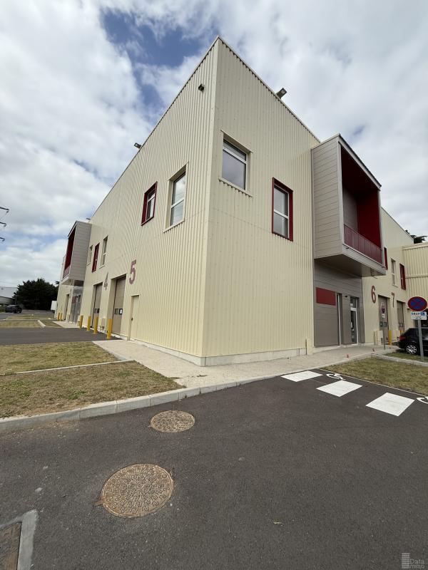 Flex in Pontoise for lease Building Photo- Image 1 of 10