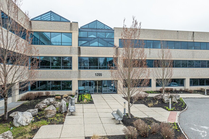 1205 Westlakes Dr, Berwyn, PA à louer - Photo du bâtiment - Image 2 de 5