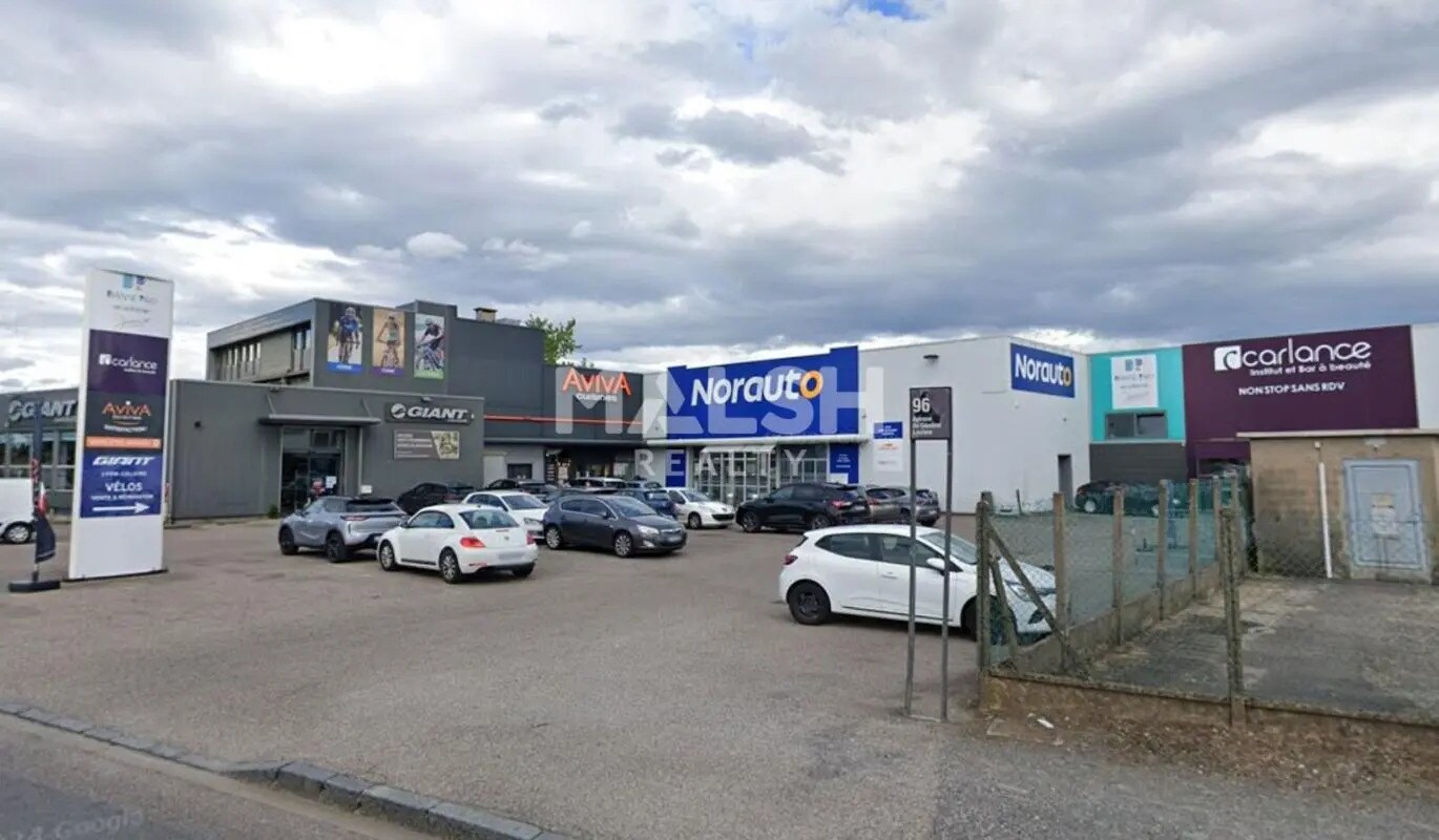 Retail in Caluire-et-Cuire for lease Building Photo- Image 1 of 3