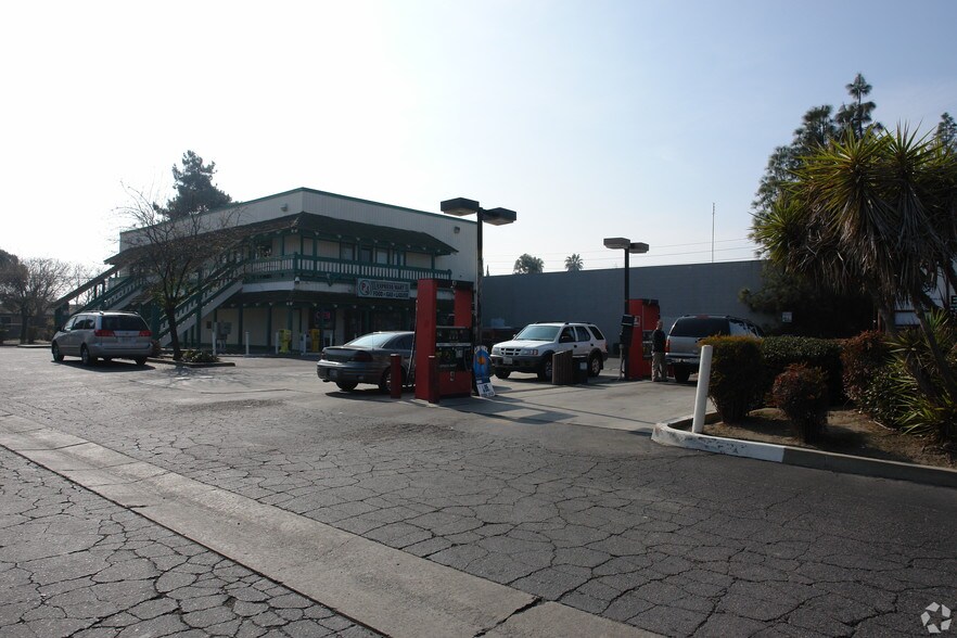 2407 W Whitendale Ave, Visalia, CA à louer - Photo du bâtiment - Image 2 de 2