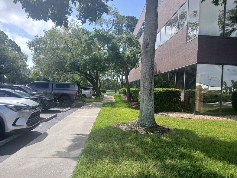 12425 28th St N, Saint Petersburg, FL à louer - Photo du bâtiment - Image 2 de 10