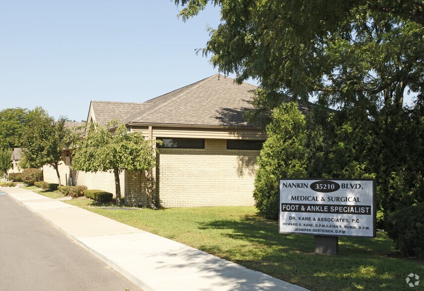 35210 Nankin Blvd, Westland, MI à vendre - Photo du bâtiment - Image 2 de 2