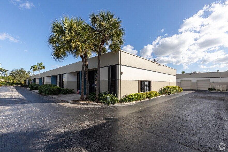 13501 SW 128th St, Miami, FL à louer - Photo du bâtiment - Image 3 de 3