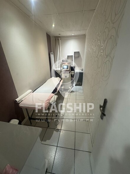 Retail in Paris for lease - Interior Photo - Image 3 of 9