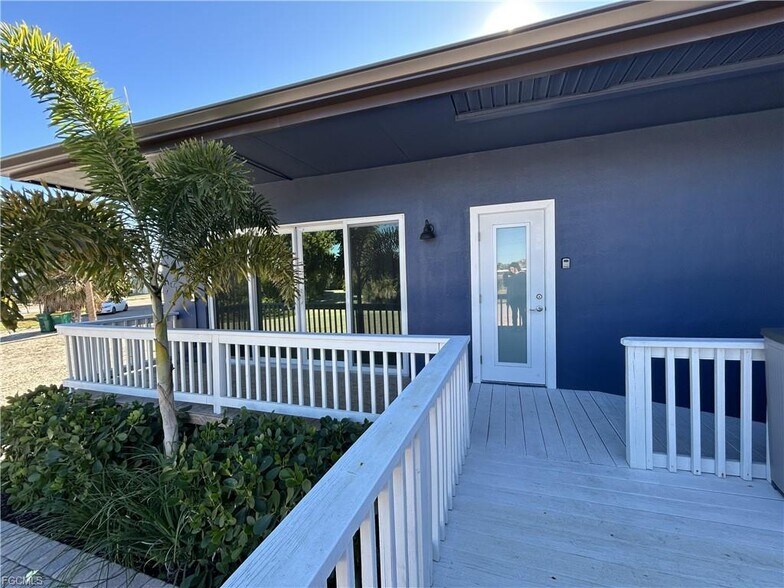 6035 Estero Blvd, Fort Myers, FL à louer - Photo du bâtiment - Image 3 de 5