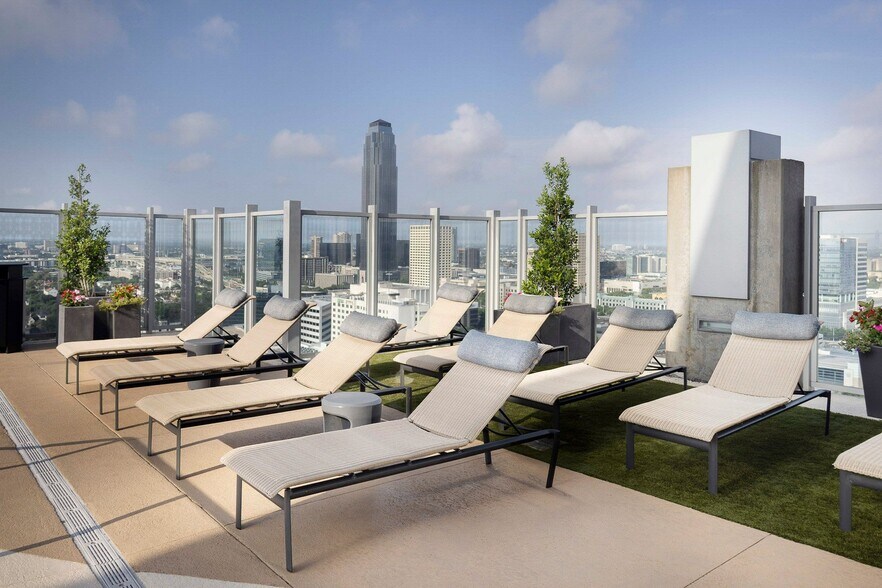 2031 Westcreek Ln, Houston, TX à louer - Photo du bâtiment - Image 3 de 28