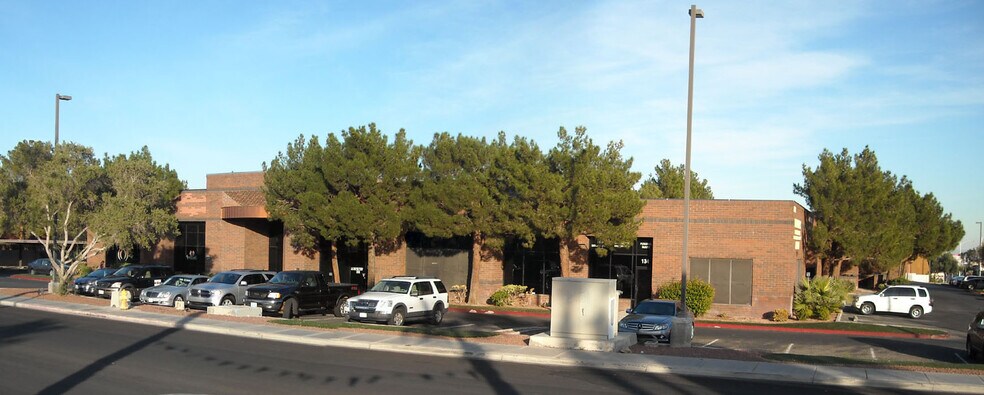 6600 W Charleston Blvd, Las Vegas, NV à louer - Photo du bâtiment - Image 2 de 9