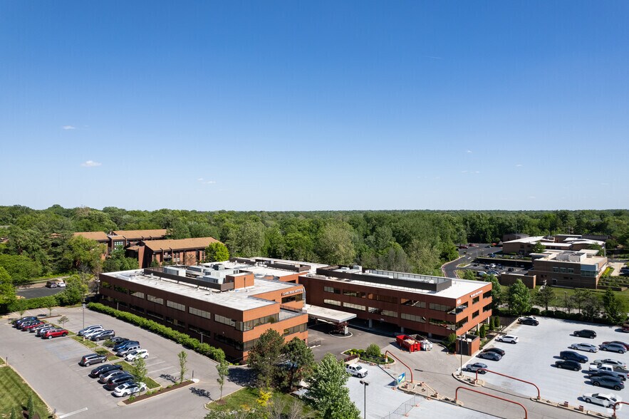 450 N New Ballas Rd, Creve Coeur, MO à louer - Photo du bâtiment - Image 3 de 10