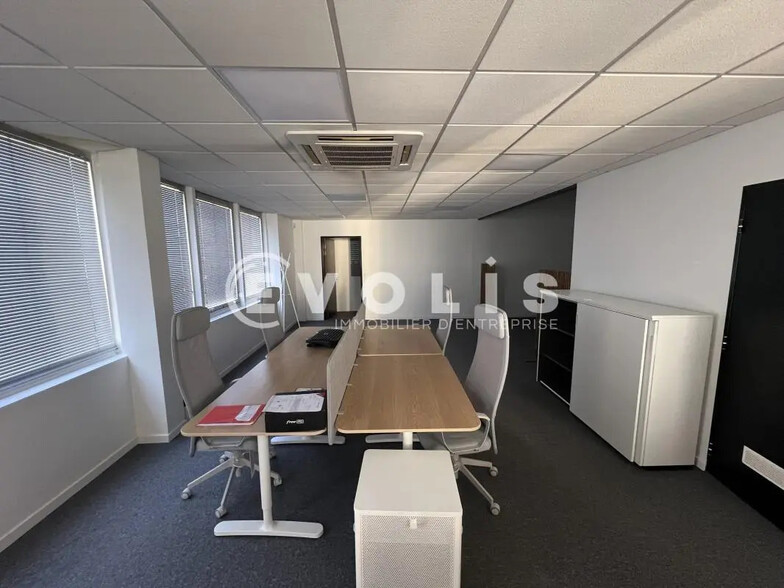 Flex in Neuilly-sur-Marne for lease - Interior Photo - Image 3 of 17