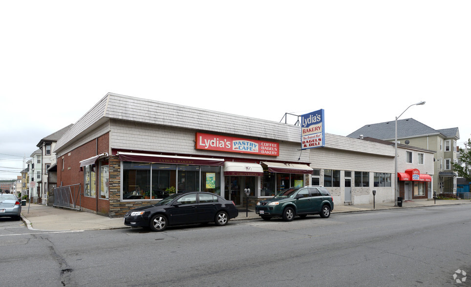 1656-1668 Acushnet Ave, New Bedford, MA for sale - Primary Photo - Image 1 of 1