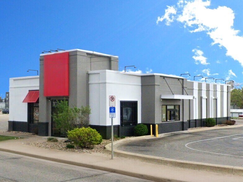 1925 7th Ave, Marion, IA à louer - Photo du bâtiment - Image 1 de 9