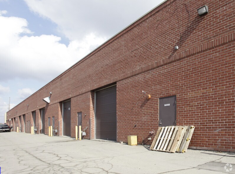 2001 Albion Rd, Toronto, ON à louer - Photo du bâtiment - Image 2 de 2